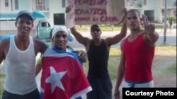 Los cuatro opositores que protestaron en la catedral de Santiago/ Tomada del Twitter de José Daniel Ferrer, UNPACU