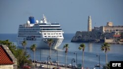 El Crucero Adonia pasa frente al Morro habanero.